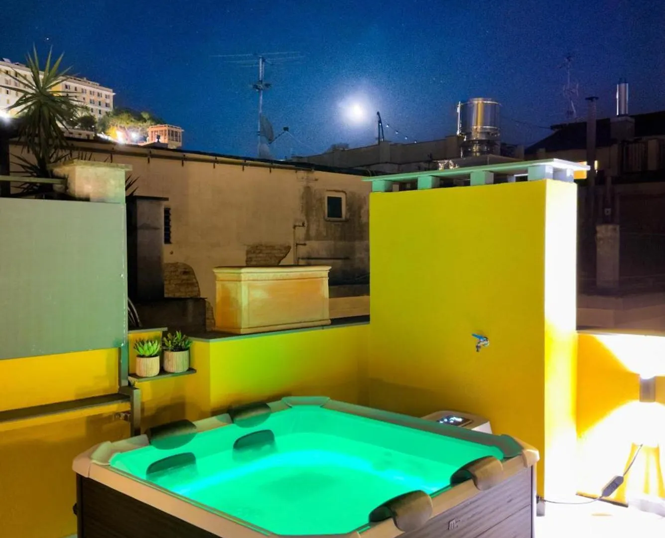 Attico Centro Con Terrazza E Jacuzzi E Parcheggio Privati Apartamento Génova Itália