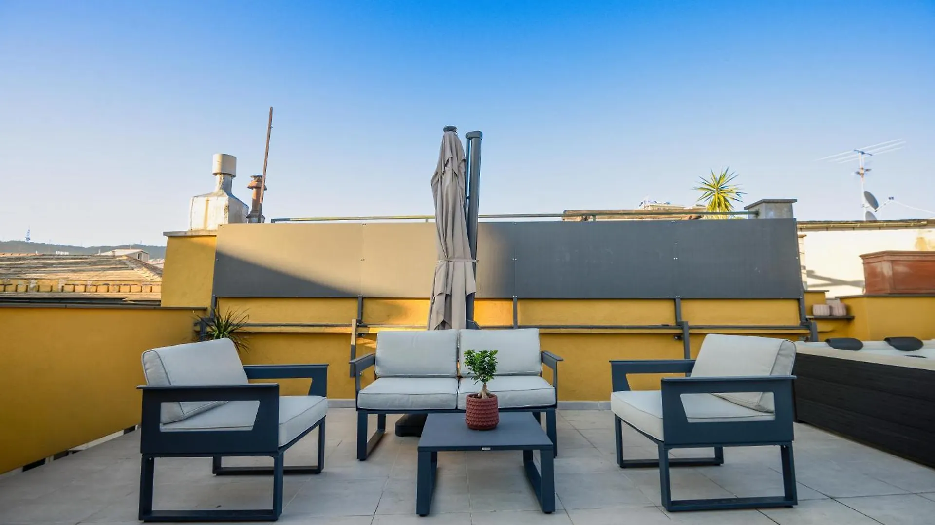 Attico Centro Con Terrazza E Jacuzzi E Parcheggio Privati Apartment Genoa Italy