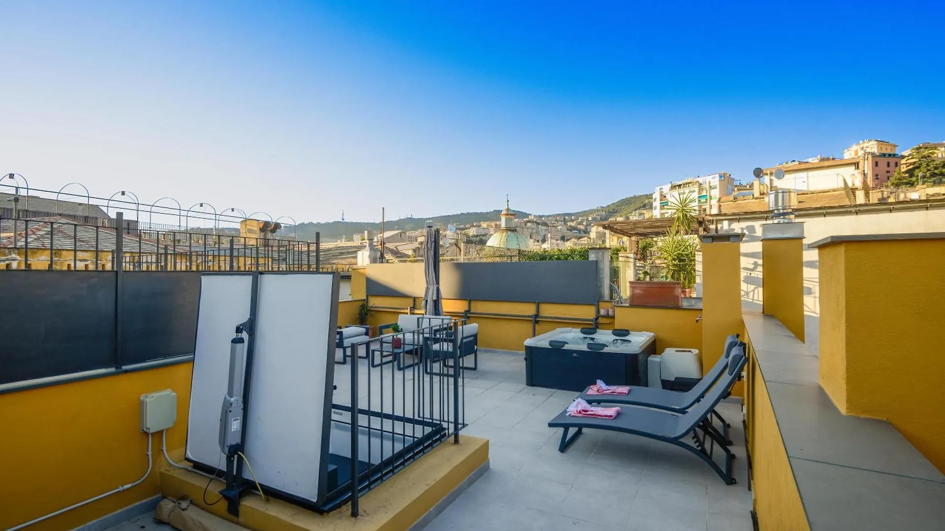 Attico Centro Con Terrazza E Jacuzzi E Parcheggio Privati Apartment Genoa Italy